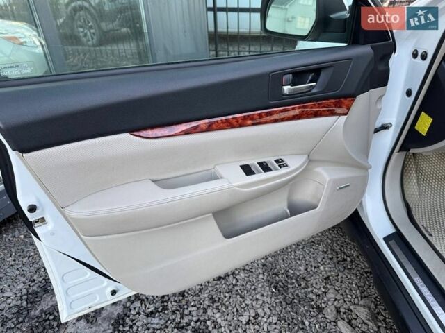 Білий Субару Аутбек, об'ємом двигуна 2.46 л та пробігом 320 тис. км за 9300 $, фото 24 на Automoto.ua