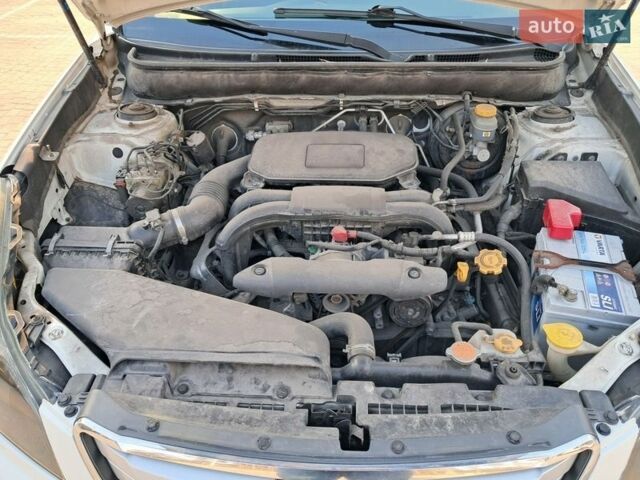 Белый Субару Аутбек, объемом двигателя 2.46 л и пробегом 257 тыс. км за 9900 $, фото 12 на Automoto.ua