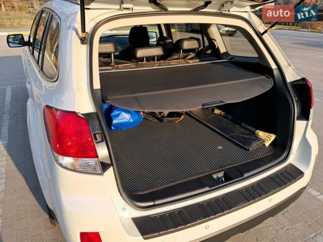 Белый Субару Аутбек, объемом двигателя 2.46 л и пробегом 257 тыс. км за 9900 $, фото 16 на Automoto.ua
