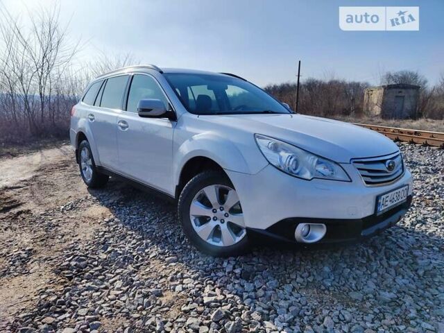 Белый Субару Аутбек, объемом двигателя 2.46 л и пробегом 250 тыс. км за 10000 $, фото 1 на Automoto.ua