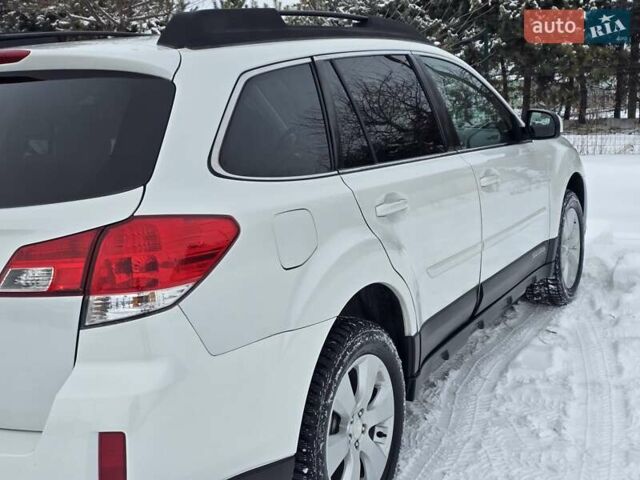Білий Субару Аутбек, об'ємом двигуна 2.46 л та пробігом 189 тис. км за 8999 $, фото 22 на Automoto.ua