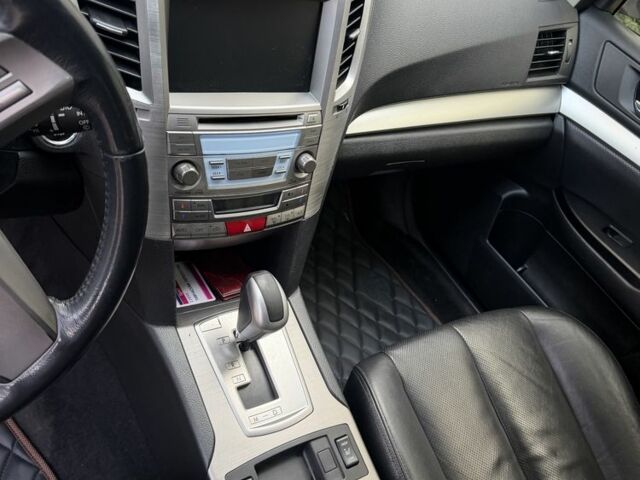 Белый Субару Аутбек, объемом двигателя 2.5 л и пробегом 304 тыс. км за 9700 $, фото 15 на Automoto.ua