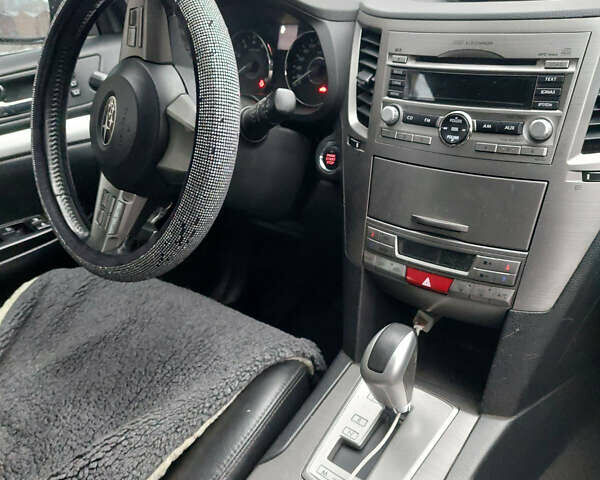 Білий Субару Аутбек, об'ємом двигуна 2.46 л та пробігом 320 тис. км за 10500 $, фото 4 на Automoto.ua