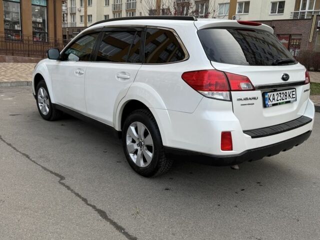 Белый Субару Аутбек, объемом двигателя 2.5 л и пробегом 304 тыс. км за 9700 $, фото 1 на Automoto.ua