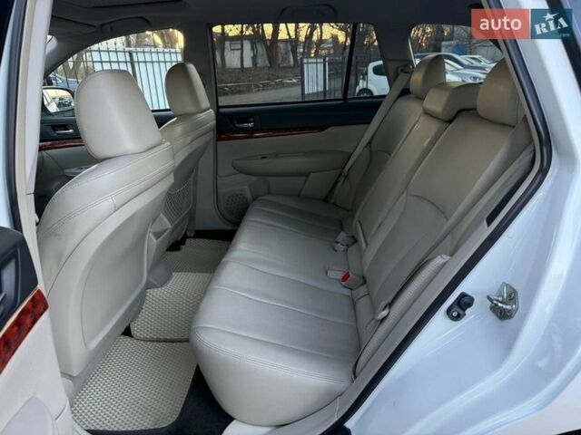 Білий Субару Аутбек, об'ємом двигуна 2.46 л та пробігом 320 тис. км за 9300 $, фото 26 на Automoto.ua