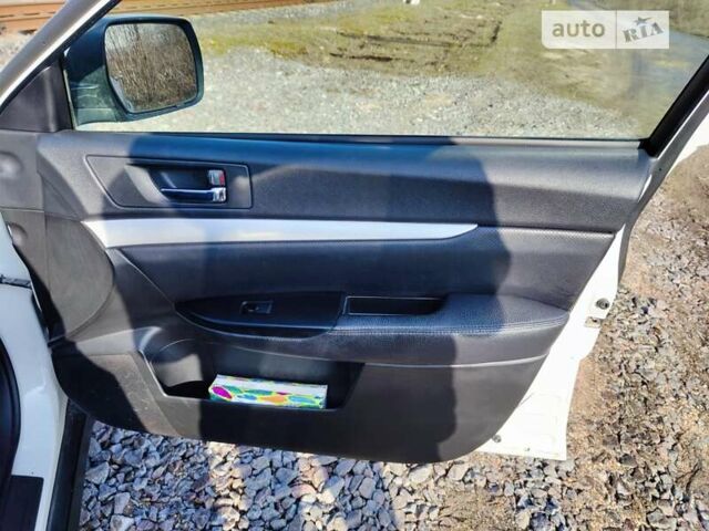 Белый Субару Аутбек, объемом двигателя 2.46 л и пробегом 250 тыс. км за 10000 $, фото 13 на Automoto.ua