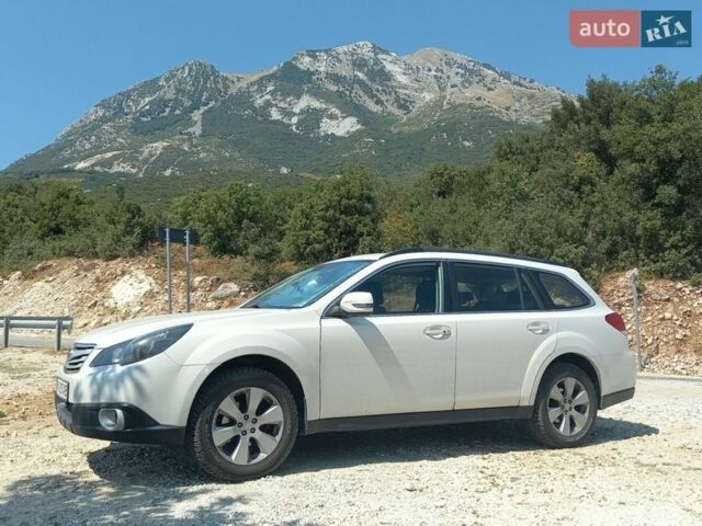 Белый Субару Аутбек, объемом двигателя 2.46 л и пробегом 257 тыс. км за 9900 $, фото 2 на Automoto.ua