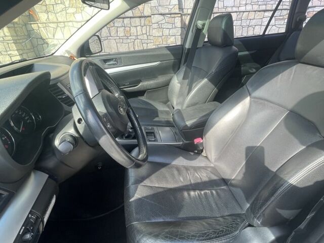 Белый Субару Аутбек, объемом двигателя 2 л и пробегом 255 тыс. км за 9000 $, фото 9 на Automoto.ua