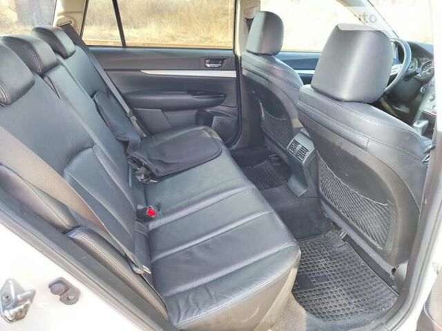 Белый Субару Аутбек, объемом двигателя 2.46 л и пробегом 250 тыс. км за 10000 $, фото 15 на Automoto.ua