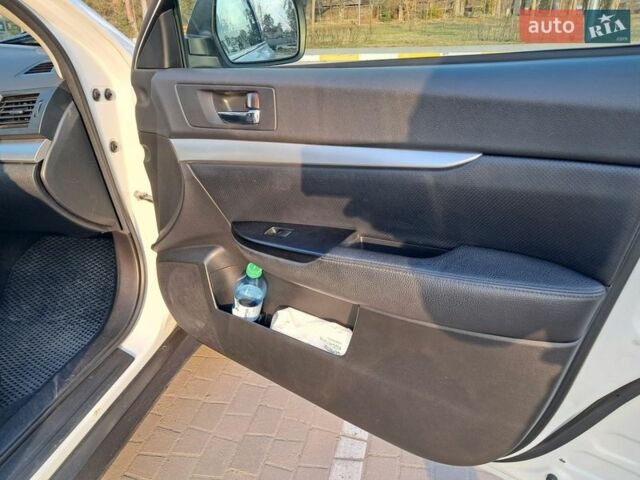 Белый Субару Аутбек, объемом двигателя 2.46 л и пробегом 257 тыс. км за 9900 $, фото 8 на Automoto.ua