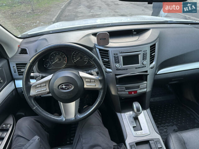 Білий Субару Аутбек, об'ємом двигуна 2.46 л та пробігом 184 тис. км за 11800 $, фото 8 на Automoto.ua