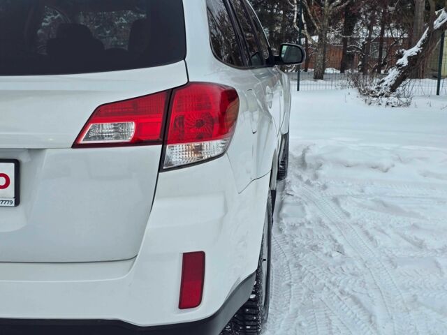 Білий Субару Аутбек, об'ємом двигуна 2.46 л та пробігом 189 тис. км за 8999 $, фото 5 на Automoto.ua