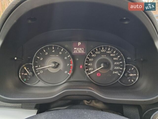 Белый Субару Аутбек, объемом двигателя 2.46 л и пробегом 257 тыс. км за 9900 $, фото 4 на Automoto.ua