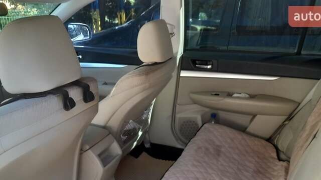 Белый Субару Аутбек, объемом двигателя 2.46 л и пробегом 250 тыс. км за 11000 $, фото 8 на Automoto.ua