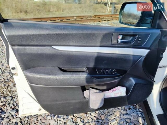 Белый Субару Аутбек, объемом двигателя 2.46 л и пробегом 250 тыс. км за 10000 $, фото 20 на Automoto.ua