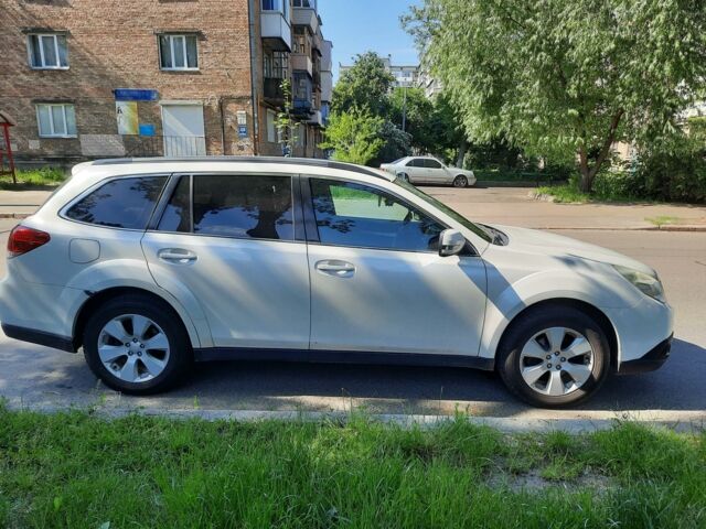 Белый Субару Аутбек, объемом двигателя 2 л и пробегом 231 тыс. км за 11500 $, фото 1 на Automoto.ua