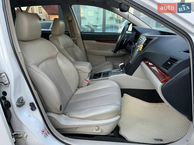 Білий Субару Аутбек, об'ємом двигуна 2.46 л та пробігом 320 тис. км за 9300 $, фото 28 на Automoto.ua