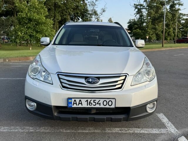 Белый Субару Аутбек, объемом двигателя 2.5 л и пробегом 230 тыс. км за 8600 $, фото 3 на Automoto.ua