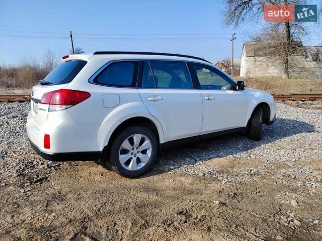 Белый Субару Аутбек, объемом двигателя 2.46 л и пробегом 250 тыс. км за 10000 $, фото 3 на Automoto.ua