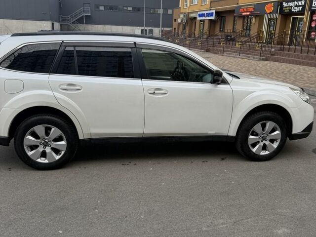 Белый Субару Аутбек, объемом двигателя 2.5 л и пробегом 304 тыс. км за 9700 $, фото 3 на Automoto.ua