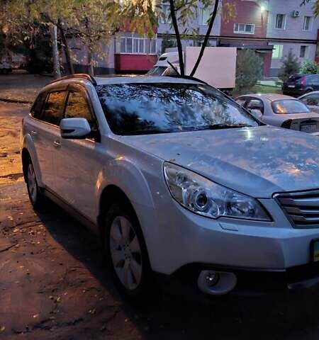 Белый Субару Аутбек, объемом двигателя 2.46 л и пробегом 166 тыс. км за 10500 $, фото 1 на Automoto.ua