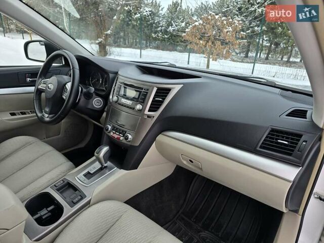 Білий Субару Аутбек, об'ємом двигуна 2.46 л та пробігом 189 тис. км за 8999 $, фото 47 на Automoto.ua
