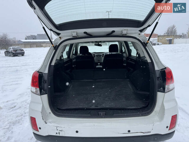 Білий Субару Аутбек, об'ємом двигуна 2.46 л та пробігом 210 тис. км за 8500 $, фото 22 на Automoto.ua