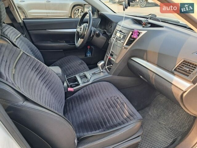 Белый Субару Аутбек, объемом двигателя 2.46 л и пробегом 257 тыс. км за 9900 $, фото 7 на Automoto.ua