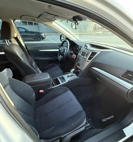 Белый Субару Аутбек, объемом двигателя 2.46 л и пробегом 200 тыс. км за 10000 $, фото 13 на Automoto.ua