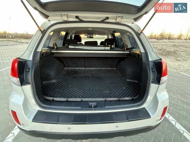 Белый Субару Аутбек, объемом двигателя 2.46 л и пробегом 200 тыс. км за 10000 $, фото 15 на Automoto.ua