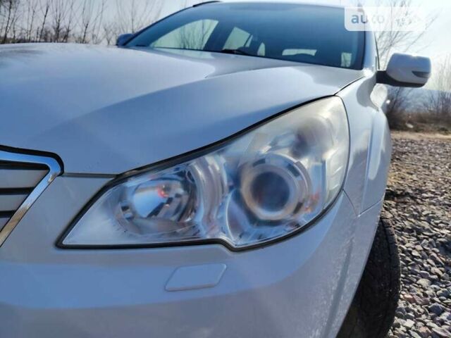 Белый Субару Аутбек, объемом двигателя 2.46 л и пробегом 250 тыс. км за 10000 $, фото 8 на Automoto.ua