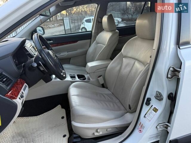 Білий Субару Аутбек, об'ємом двигуна 2.46 л та пробігом 320 тис. км за 9300 $, фото 2 на Automoto.ua