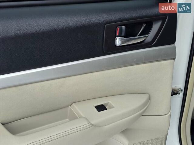 Білий Субару Аутбек, об'ємом двигуна 2.46 л та пробігом 189 тис. км за 8999 $, фото 26 на Automoto.ua