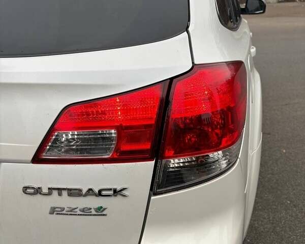Белый Субару Аутбек, объемом двигателя 2.46 л и пробегом 312 тыс. км за 10000 $, фото 16 на Automoto.ua