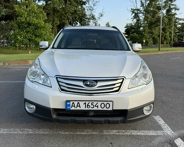 Белый Субару Аутбек, объемом двигателя 2.46 л и пробегом 221 тыс. км за 8550 $, фото 1 на Automoto.ua