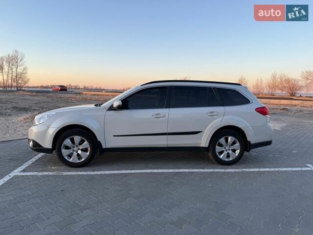 Белый Субару Аутбек, объемом двигателя 2.46 л и пробегом 200 тыс. км за 10000 $, фото 2 на Automoto.ua