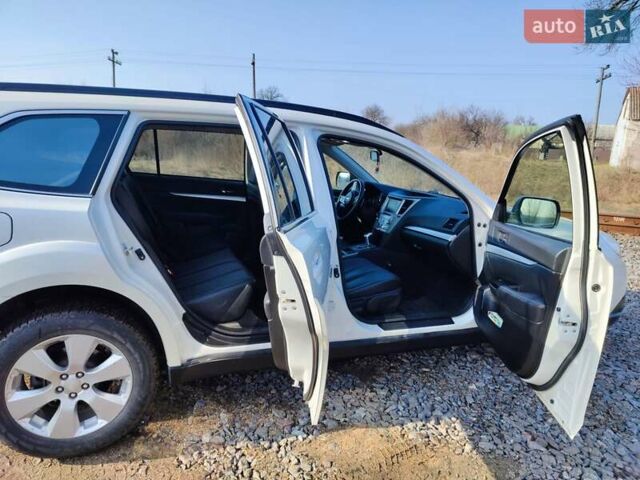 Белый Субару Аутбек, объемом двигателя 2.46 л и пробегом 250 тыс. км за 10000 $, фото 12 на Automoto.ua