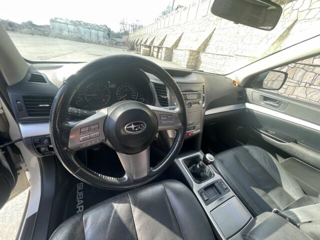 Белый Субару Аутбек, объемом двигателя 2 л и пробегом 255 тыс. км за 9000 $, фото 10 на Automoto.ua