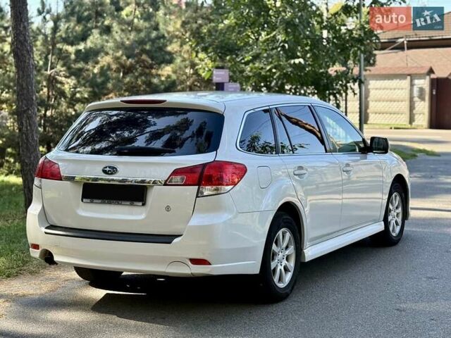 Белый Субару Аутбек, объемом двигателя 2 л и пробегом 178 тыс. км за 7999 $, фото 4 на Automoto.ua