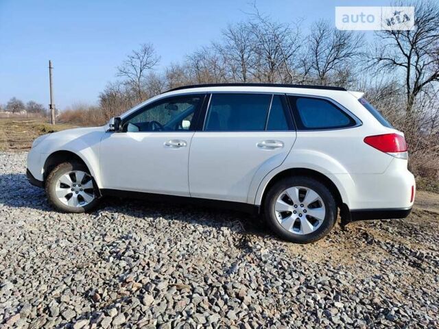 Белый Субару Аутбек, объемом двигателя 2.46 л и пробегом 250 тыс. км за 10000 $, фото 6 на Automoto.ua