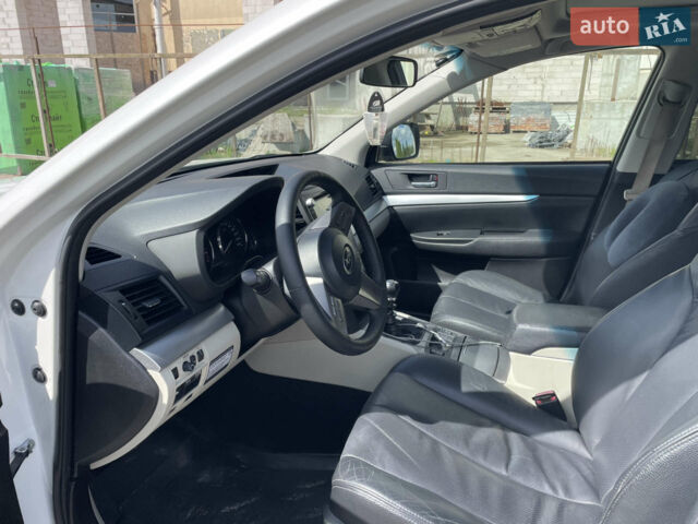 Білий Субару Аутбек, об'ємом двигуна 1.99 л та пробігом 268 тис. км за 9500 $, фото 2 на Automoto.ua