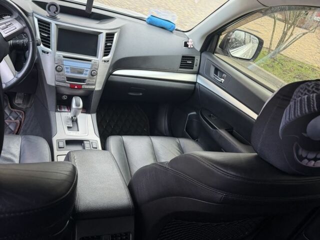 Белый Субару Аутбек, объемом двигателя 2.5 л и пробегом 304 тыс. км за 9700 $, фото 13 на Automoto.ua