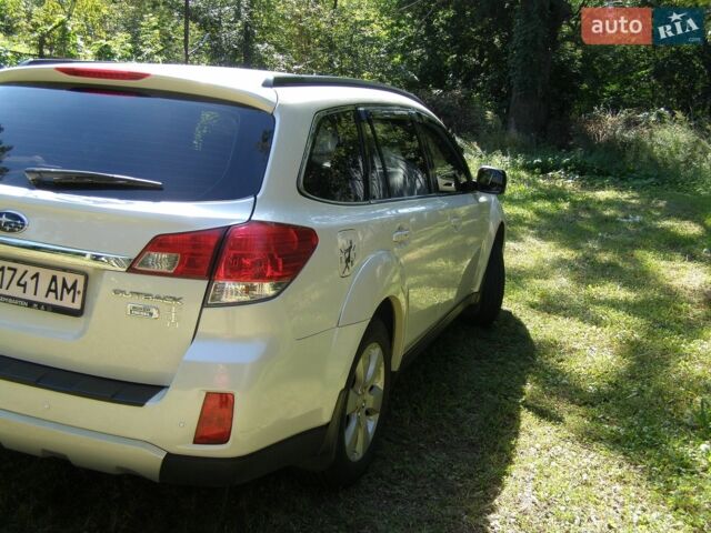 Білий Субару Аутбек, об'ємом двигуна 2 л та пробігом 250 тис. км за 8500 $, фото 6 на Automoto.ua