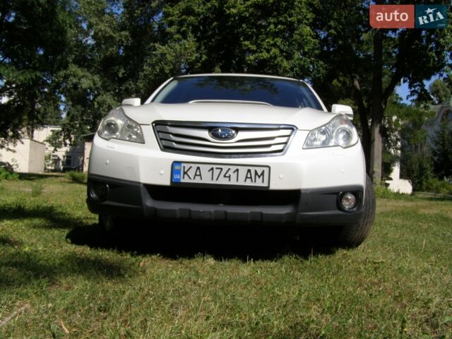 Білий Субару Аутбек, об'ємом двигуна 2 л та пробігом 250 тис. км за 8500 $, фото 5 на Automoto.ua