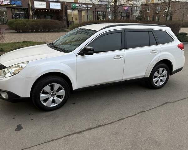 Белый Субару Аутбек, объемом двигателя 2.5 л и пробегом 304 тыс. км за 9700 $, фото 3 на Automoto.ua