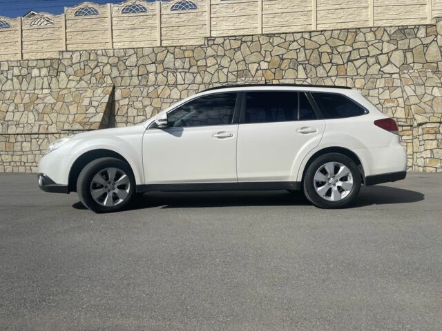 Белый Субару Аутбек, объемом двигателя 2 л и пробегом 255 тыс. км за 9000 $, фото 2 на Automoto.ua