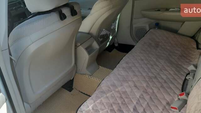 Белый Субару Аутбек, объемом двигателя 2.46 л и пробегом 250 тыс. км за 11000 $, фото 7 на Automoto.ua