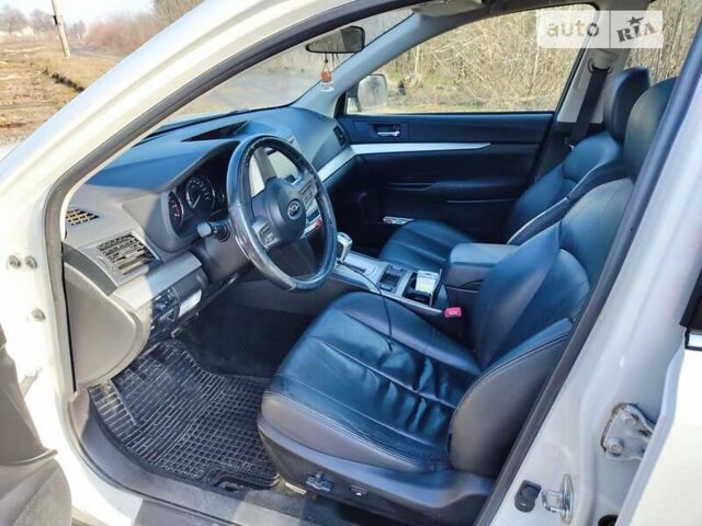 Белый Субару Аутбек, объемом двигателя 2.46 л и пробегом 250 тыс. км за 10000 $, фото 21 на Automoto.ua