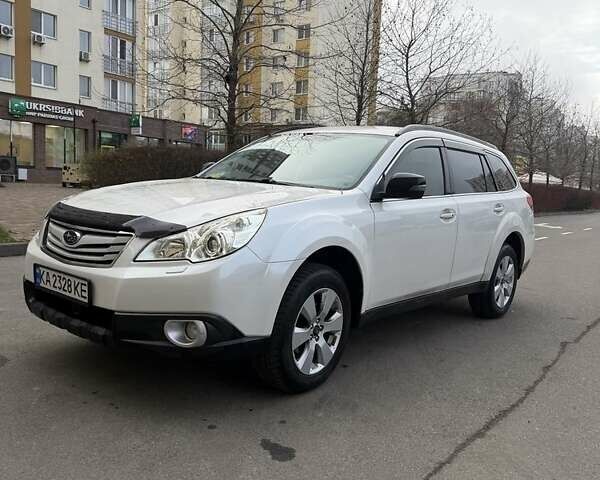 Белый Субару Аутбек, объемом двигателя 2.5 л и пробегом 304 тыс. км за 9700 $, фото 4 на Automoto.ua