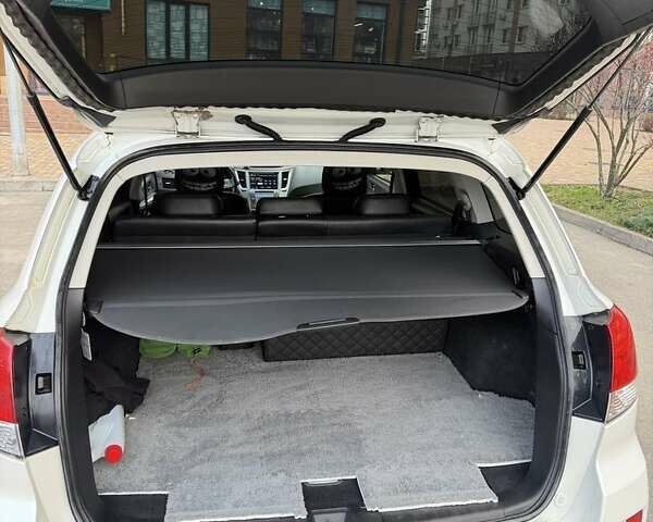 Белый Субару Аутбек, объемом двигателя 2.5 л и пробегом 304 тыс. км за 9700 $, фото 16 на Automoto.ua